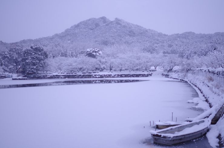 花立山と船