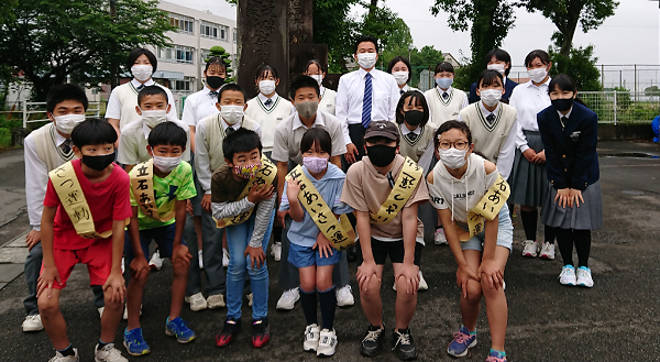 あいさつ運動をしてくれた生徒たちと記念撮影