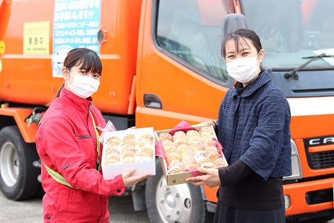 スイーツ部の作ったお菓子を共栄資源へ