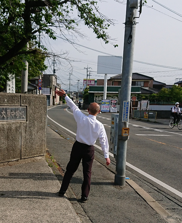 生徒に手を降る矢野校長先生