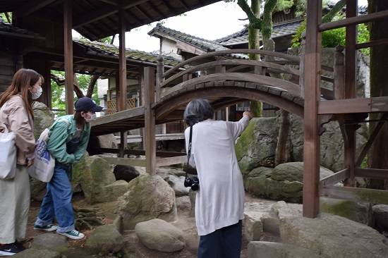 平田家を見学する生徒たち