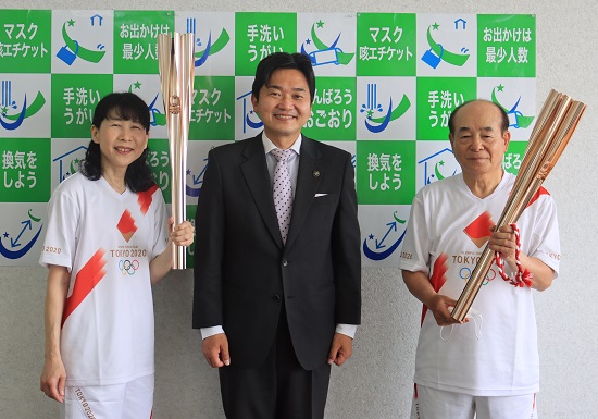 豊増さん(左)、内野さん(右)との記念撮影