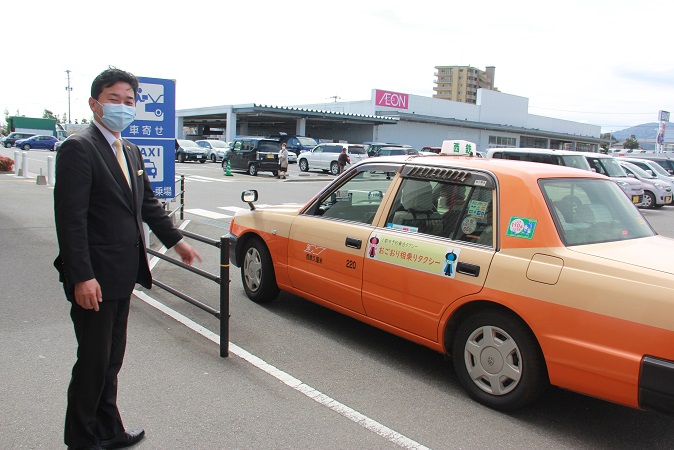 小郡イオンでタクシーを出迎える市長