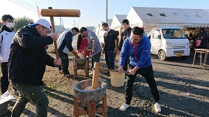 宝満の市でのもちつき